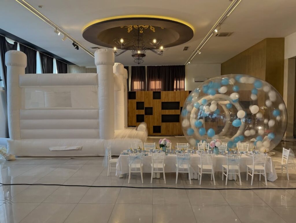 beli dvorac i bubble house sa dekoracijom dečijih stočića 💙📍 @svecana sala dionis